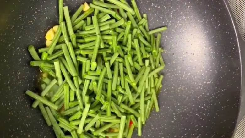 豆角炒鸡蛋,放入<a style='color:red;display:inline-block;' href='/shicai/ 3639'>豆角</a>翻炒至断生