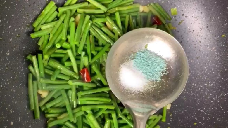 豆角炒鸡蛋,放盐，<a style='color:red;display:inline-block;' href='/shicai/ 756'>鸡精</a>炒匀