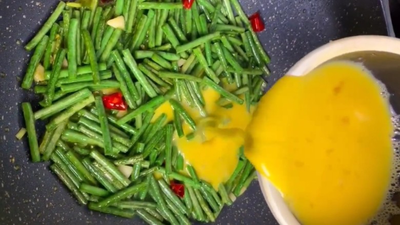 豆角炒鸡蛋,倒入<a style='color:red;display:inline-block;' href='/shicai/ 9'>鸡蛋</a>液小火慢煎