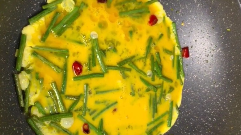 豆角炒鸡蛋,煎至定型