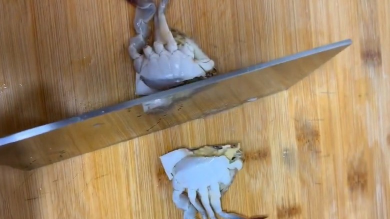 麻辣香焖啤酒蟹,对半切开
