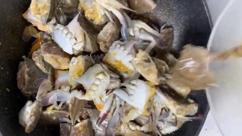 麻辣香焖啤酒蟹,炒出红油后放入螃蟹大火翻炒