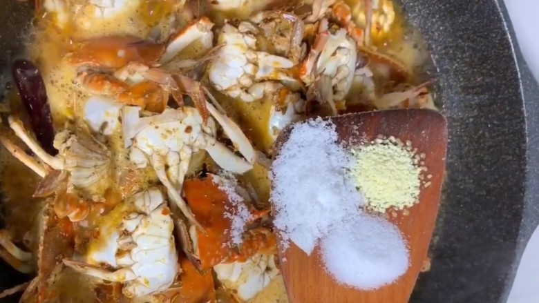 麻辣香焖啤酒蟹,再加半碗清水，盐，<a style='color:red;display:inline-block;' href='/shicai/ 756'>鸡精</a>，<a style='color:red;display:inline-block;' href='/shicai/ 3729'>白糖</a>调味