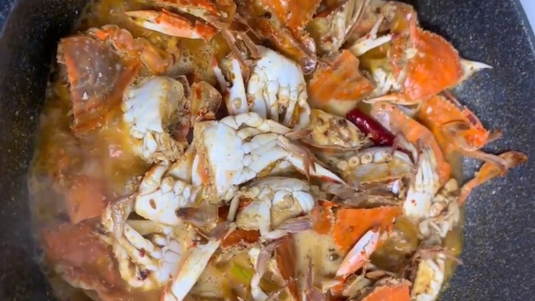 麻辣香焖啤酒蟹,大火炖煮十分钟收至汤汁浓稠
