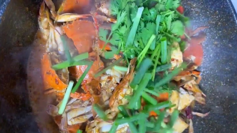 麻辣香焖啤酒蟹,出锅前放入葱花，香菜