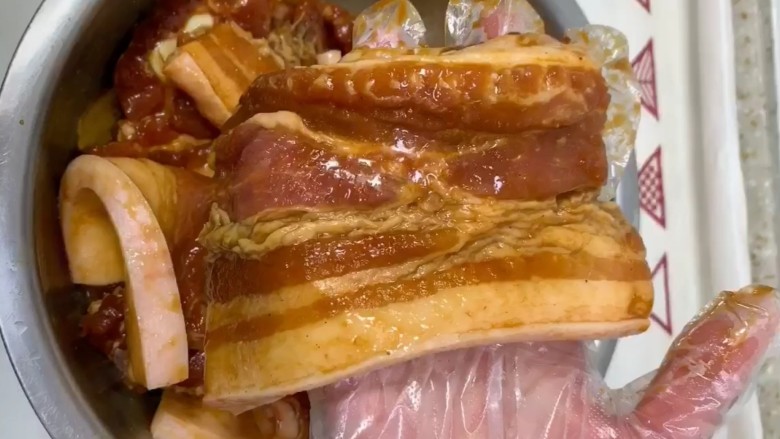 香酥五花肉,抓拌均匀腌制二十分钟
