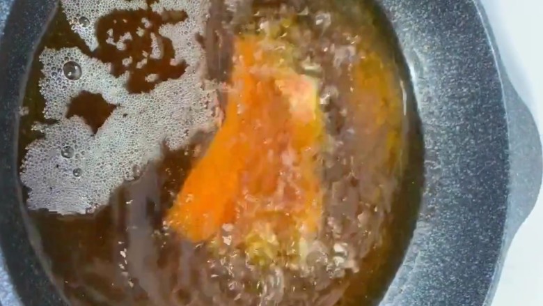 香酥五花肉,油温七成热下锅炸