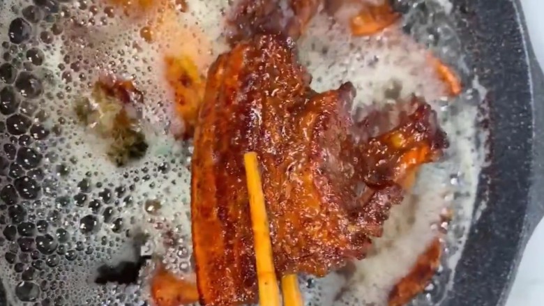 香酥五花肉,炸至金黄酥脆捞出控油