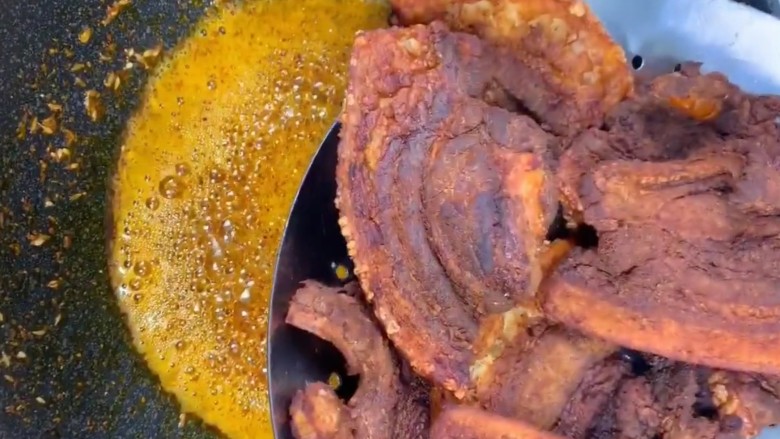 香酥五花肉,倒入炸好的五花肉，快速翻炒均匀出锅