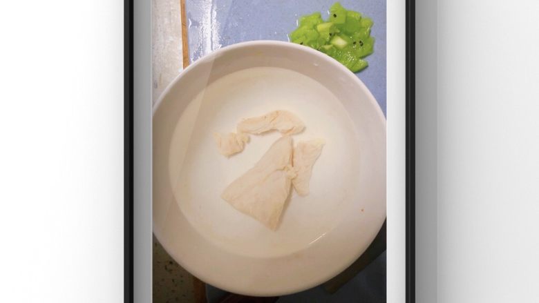 宝宝甜椒奇异果饭团,把焯好水的鸡胸肉放入凉水降温!