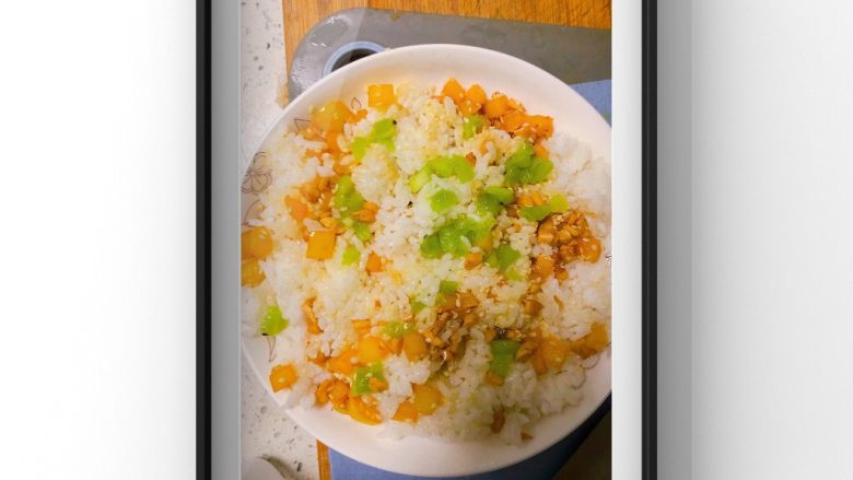 宝宝甜椒奇异果饭团,把米饭和鸡胸肉甜椒丁一起拌匀后加入奇异果粒搅拌均匀!