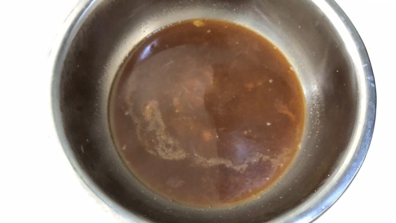 西红柿茄子焖面,水开后舀出汤汁备用,锅中留少许即可。
