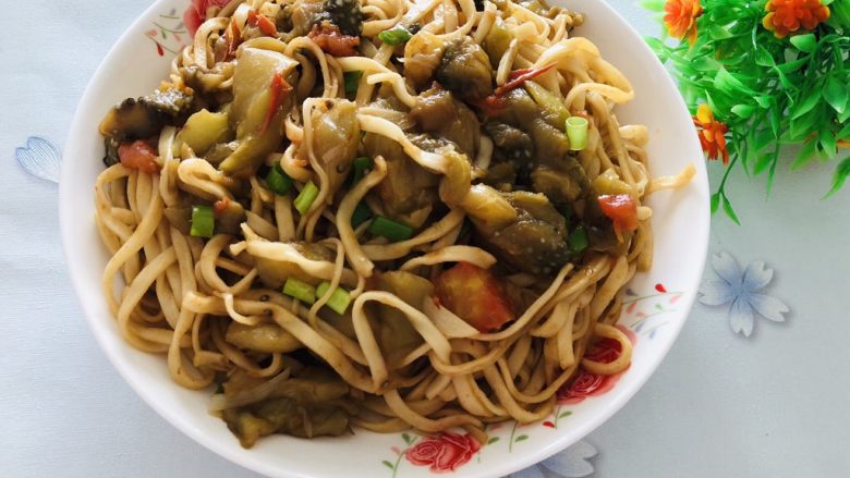 西红柿茄子焖面,装盘后可以在面条上再次浇点汤汁,好吃还不干!