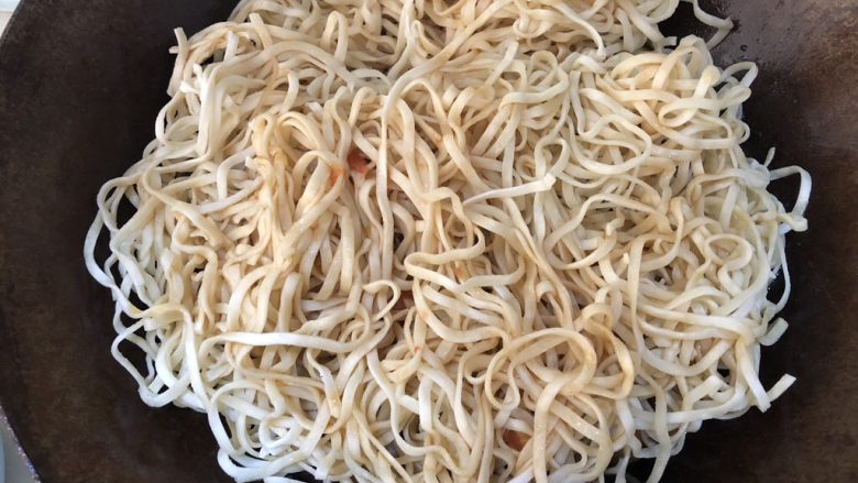 西红柿茄子焖面,把面条平铺在茄子之上,边缘不要挨着锅,尽量往中间放。把舀出来的汤汁浇在面条上,注意汤汁还要留点哦!