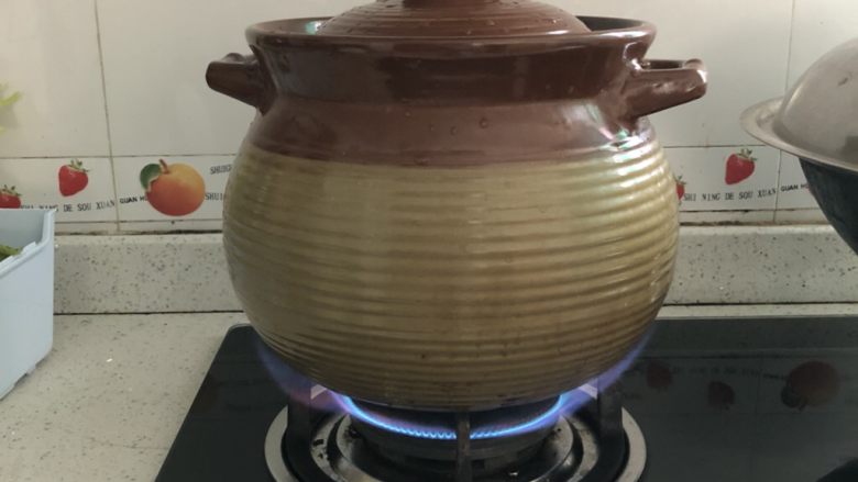 猪脚鸡蛋姜醋,把瓦煲放至炉中,开大火