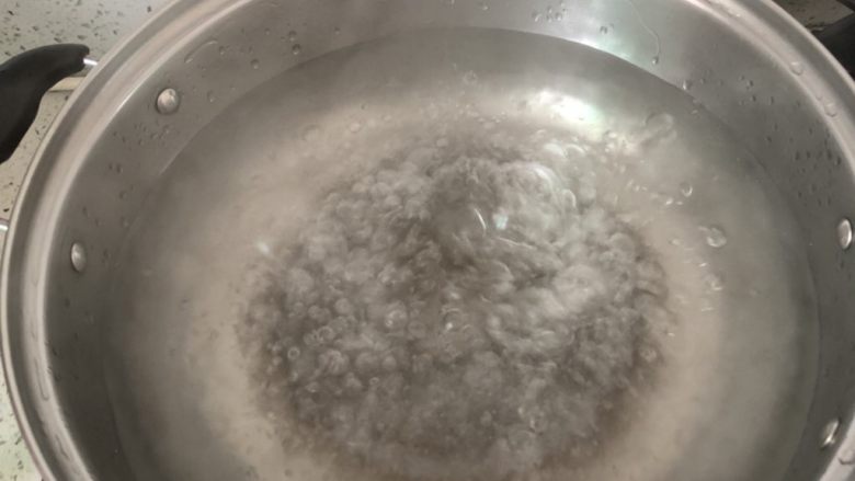 猪脚鸡蛋姜醋,锅里加水烧开