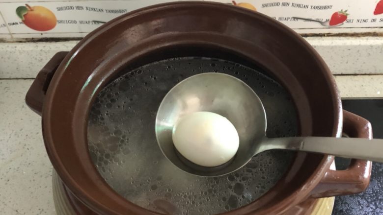 猪脚鸡蛋姜醋,猪脚汤烧开了,把剥好壳的鸡蛋🥚加入瓦煲中