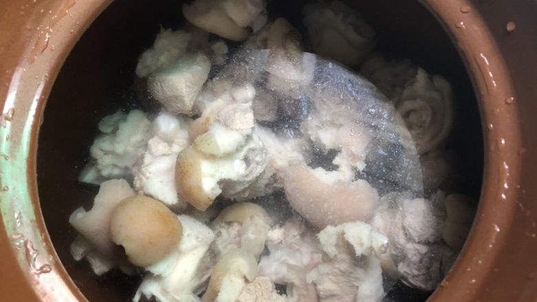 猪脚鸡蛋姜醋,把洗好的猪脚放入瓦煲里,加入四分之三的清水