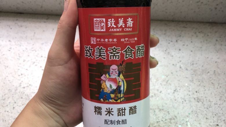 猪脚鸡蛋姜醋,必须说一下选醋的重要性,整锅醋的味道关乎你有没有选对牌子,我之前也选过其他牌子的甜醋来煲猪脚,直到遇到致美斋糯米甜醋这个牌子,煲出来的甜醋超级好喝,入口不忘