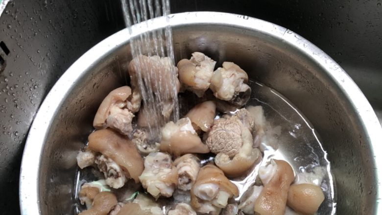 猪脚鸡蛋姜醋,然后捞出用清水冲洗两边(捞出时把漂浮物撇开)