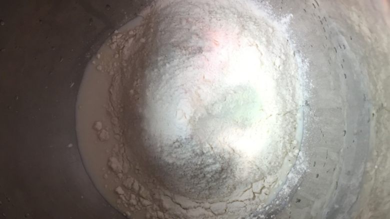 港式肠仔面包,准备好所需材料,把除黄油以外的所有材料放入搅拌桶。夏天天气热,室内温度高,液体材料建议用冷藏过的。
