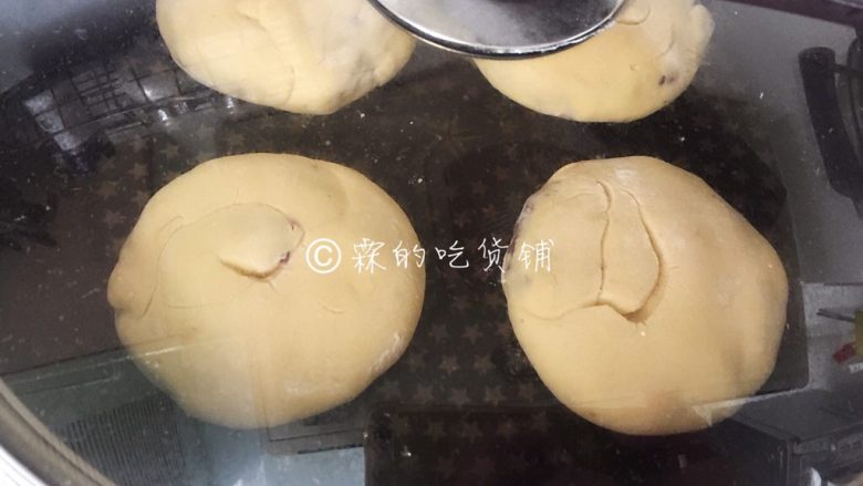 玉米面蜜红豆发面饼,平底锅烧热,把饼坯放入。中小火,烙2分钟,记得盖上锅盖。