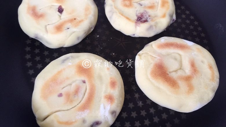 玉米面蜜红豆发面饼,然后翻个面,继续烙2分钟,就可以啦。