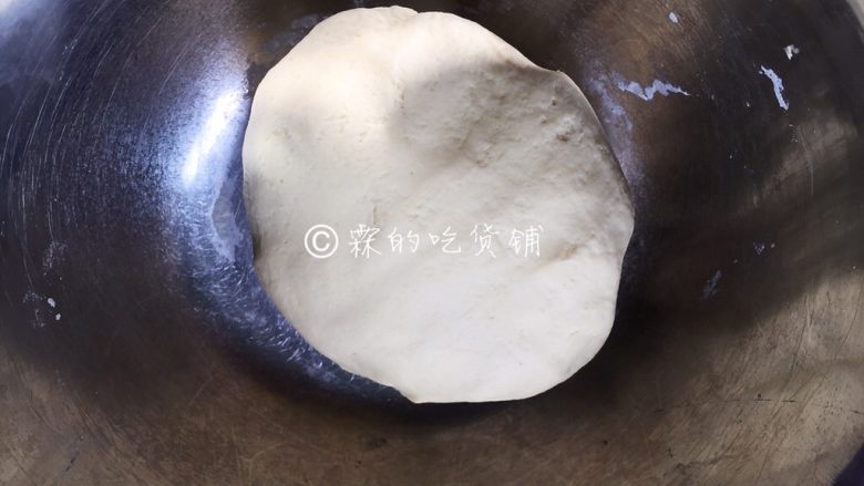 玉米面蜜红豆发面饼,再揉成一个光滑的面团,静置半小时左右。