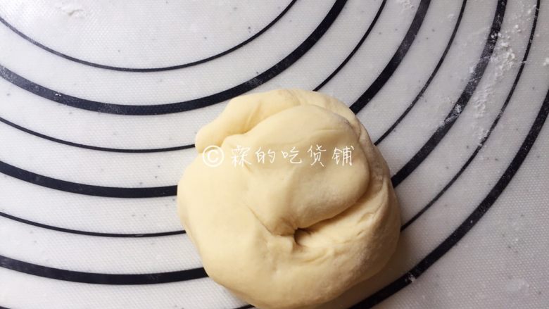 玉米面蜜红豆发面饼,再从左到右,或从右往左,盘起,外圈收口处稍微捏一下。
