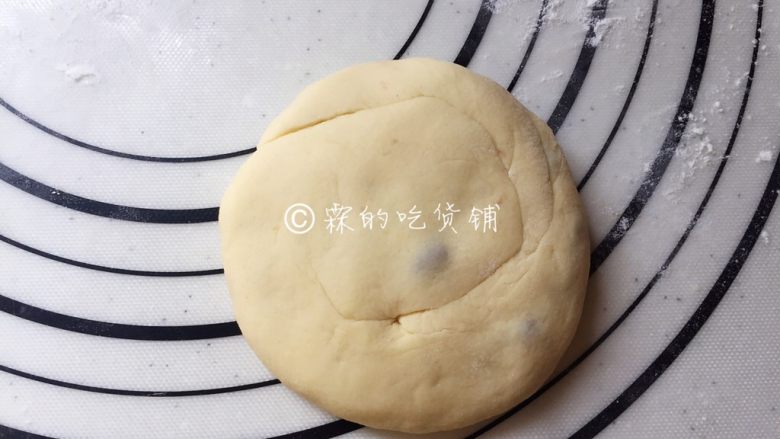 玉米面蜜红豆发面饼,再稍稍按扁。