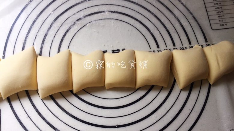 玉米面蜜红豆发面饼,把醒发好的面团再次揉匀,随后搓成长条状,再切成合适大小的剂子。