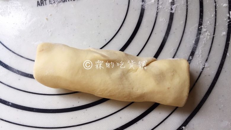 玉米面蜜红豆发面饼,然后从下往上卷起。