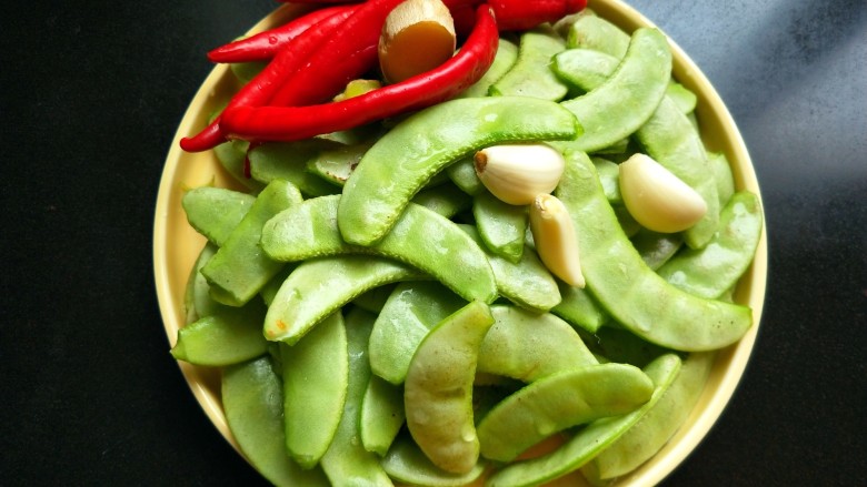 辣炒白扁豆,准备食材,扁豆掐去两端。