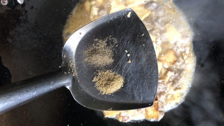 猪肉焖豆腐,加入适量<a style='color:red;display:inline-block;' href='/shicai/ 146542'>孜然粉</a>和<a style='color:red;display:inline-block;' href='/shicai/ 134340'>黑胡椒粉</a>