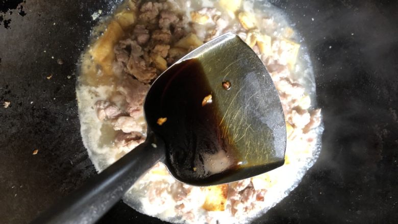 猪肉焖豆腐,加入适量<a style='color:red;display:inline-block;' href='/shicai/ 692'>酱油</a>