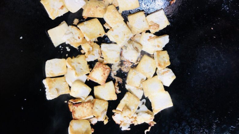 猪肉焖豆腐,豆腐煎好后用铲子扒拉到旁边，也可以盛起来。