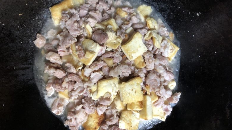 猪肉焖豆腐,放入适量水