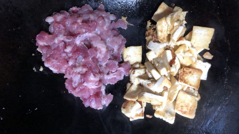 猪肉焖豆腐,放入肉片翻炒至熟透