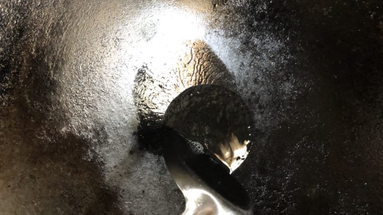 猪肉焖豆腐,锅内放少许油