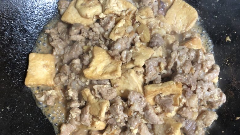 猪肉焖豆腐,加锅盖焖煮至汤汁略收干
