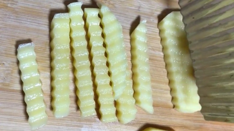 香辣土豆条,用波浪刀先切片,再切成条