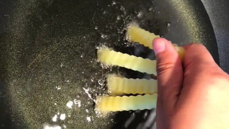 香辣土豆条,油温七成热下锅炸
