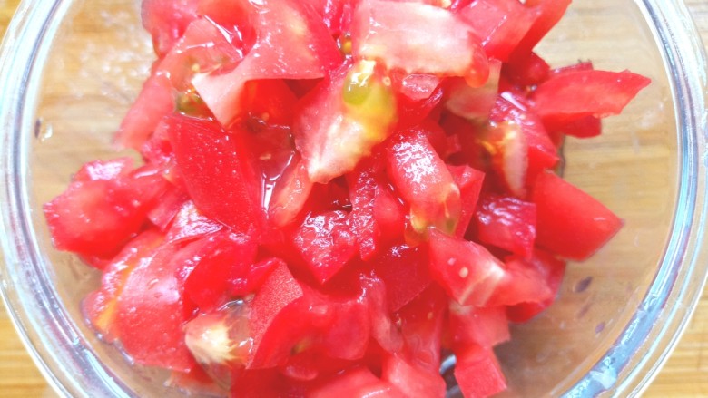 番茄红椒炒鸡腿菇豆腐,<a style='color:red;display:inline-block;' href='/shicai/ 59'>番茄</a>洗净切碎备用