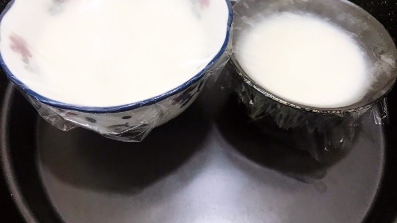 清火滋补之莲子双皮奶,盖上保鲜膜放入蒸格里,中小火蒸20分钟左右凝固即可