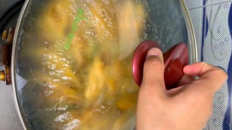 可乐鸡翅,大火煮开盖盖转小火给他炖十五分钟