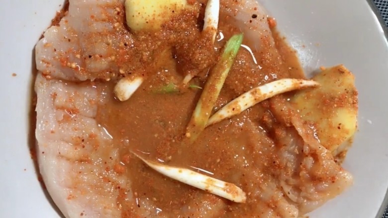 炸鸡排,放<a style='color:red;display:inline-block;' href='/shicai/ 718'>料酒</a>，奥尔良腌料抓拌均匀