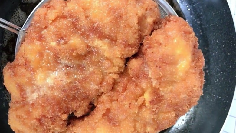 炸鸡排,炸至金黄熟透捞出控油