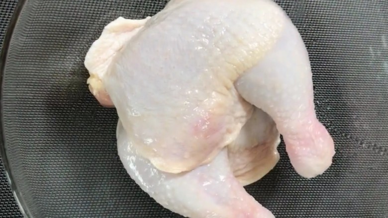 电饭煲鸡腿,准备两个白白胖胖的大<a style='color:red;display:inline-block;' href='/shicai/ 92'>鸡腿</a>洗净