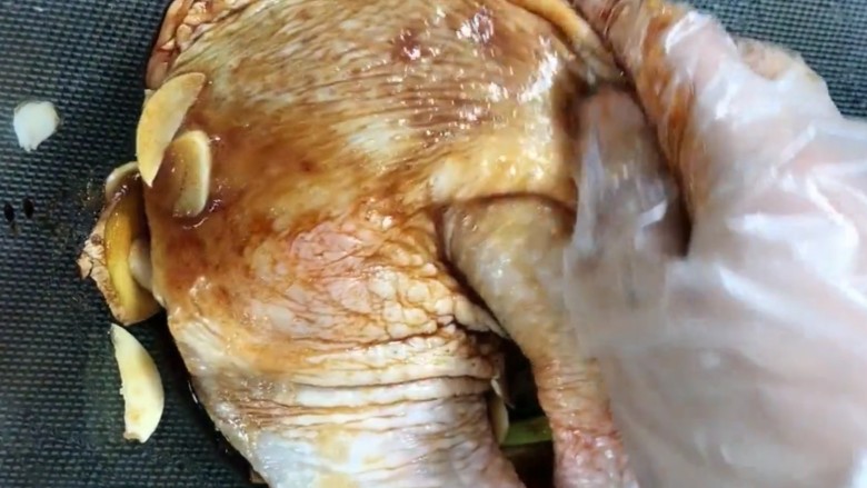 电饭煲鸡腿,给他抓拌均匀腌制四个小时