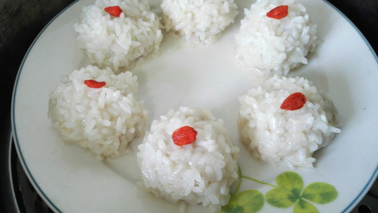 珍珠肉丸,蒸一会之后放入<a style='color:red;display:inline-block;' href='/shicai/ 673'>枸杞</a>点缀,不要放太早会变色
